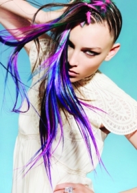 Clip-in fialové vlasy.